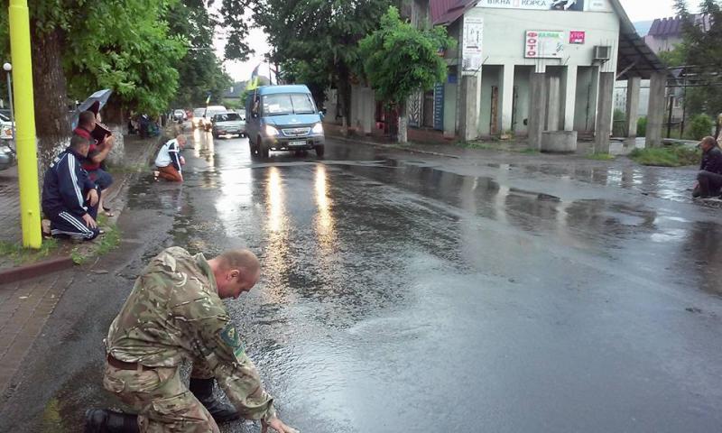 Загиблого у зоні АТО Героя перечинці зустрічали на колінах Загиблого у зоні АТО Героя перечинці зустрічали на колінах