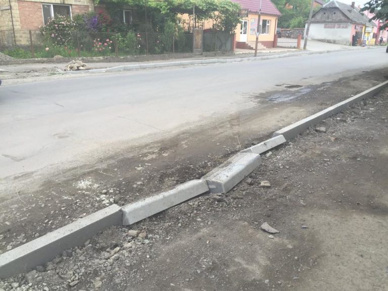 У Хусті водії "знесли" нововстановлені бордюри У Хусті водії "знесли" нововстановлені бордюри