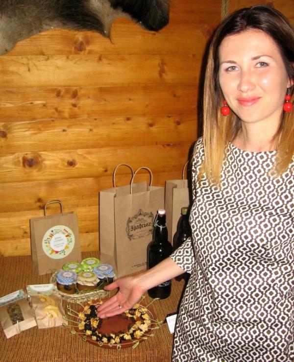 Закарпатка вдома зайнялась хенд-мейдом: робить дуже смачні яблучні чіпси та медові смаколики Закарпатка вдома зайнялась хенд-мейдом: робить дуже смачні яблучні чіпси та медові смаколики
