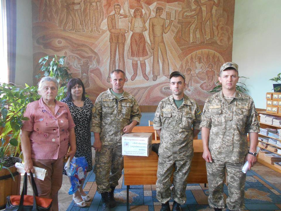 Мукачівці подарували військовим книги Мукачівці подарували військовим книги