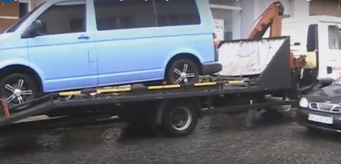 Муніципальні поліцейські вперше евакуювали авто "оленя" Муніципальні поліцейські вперше евакуювали авто "оленя"