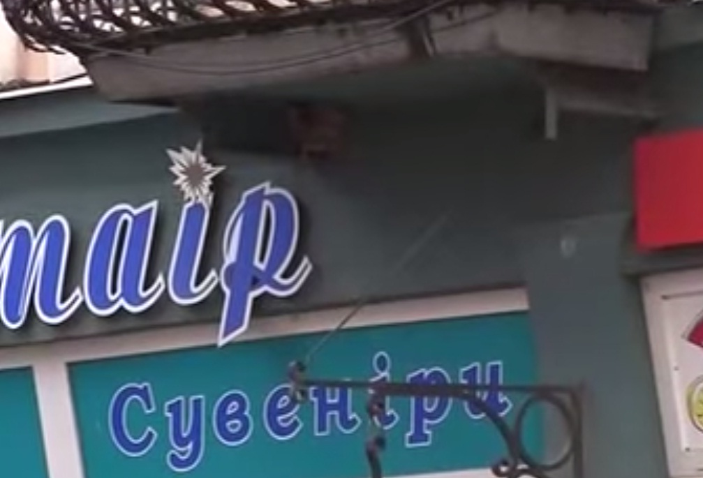 Ужгородські підприємці не дослухались до влади стосовно упорядкування вивісок в центрі міста Ужгородські підприємці не дослухались до влади стосовно упорядкування вивісок в центрі міста