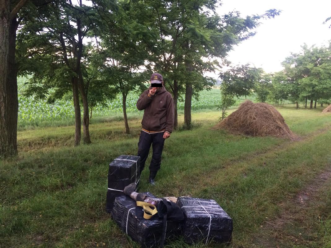 Чоловік намагався перенести через кордон 2 тисячі пачок сигарет Чоловік намагався перенести через кордон 2 тисячі пачок сигарет
