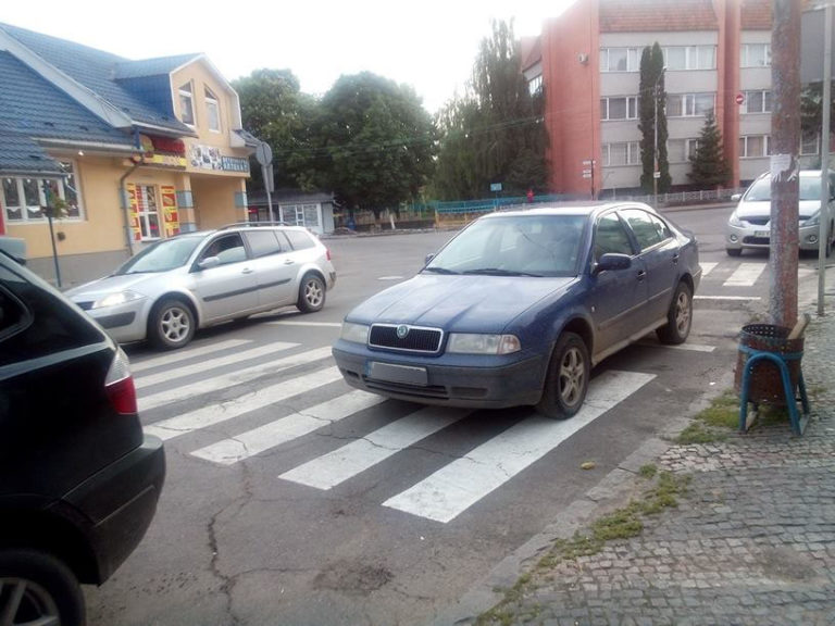 Черговий "олень" припаркував у Хусті свою автівку на пішохідному переході Черговий "олень" припаркував у Хусті свою автівку на пішохідному переході