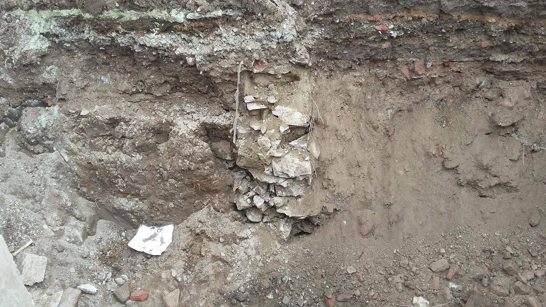 Будівельники натрапили в Ужгороді на старовинну кладку. В мережі гадають, що це може бути Будівельники натрапили в Ужгороді на старовинну кладку. В мережі гадають, що це може бути