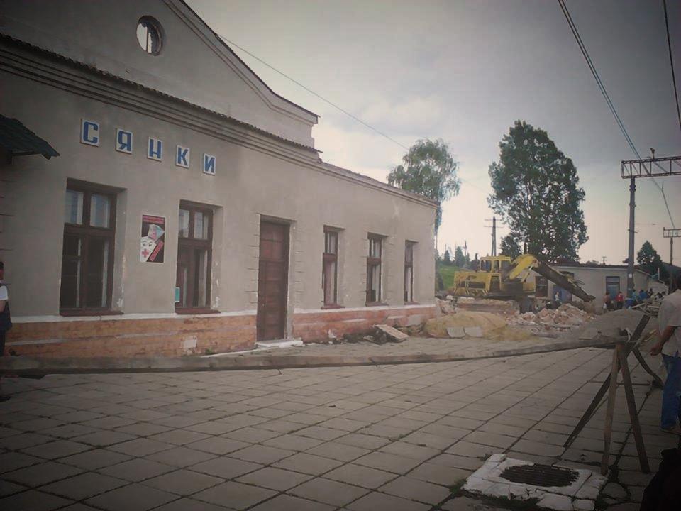Відправлення електрички "Сянки-Мукачево" перенесли на три години: люди залишились просто неба Відправлення електрички "Сянки-Мукачево" перенесли на три години: люди залишились просто неба