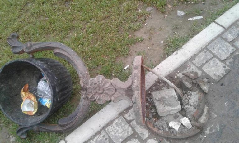 Купи сміття та поламані урни: у середмісті Хуста невідомі влаштували нічні гуляння Купи сміття та поламані урни: у середмісті Хуста невідомі влаштували нічні гуляння