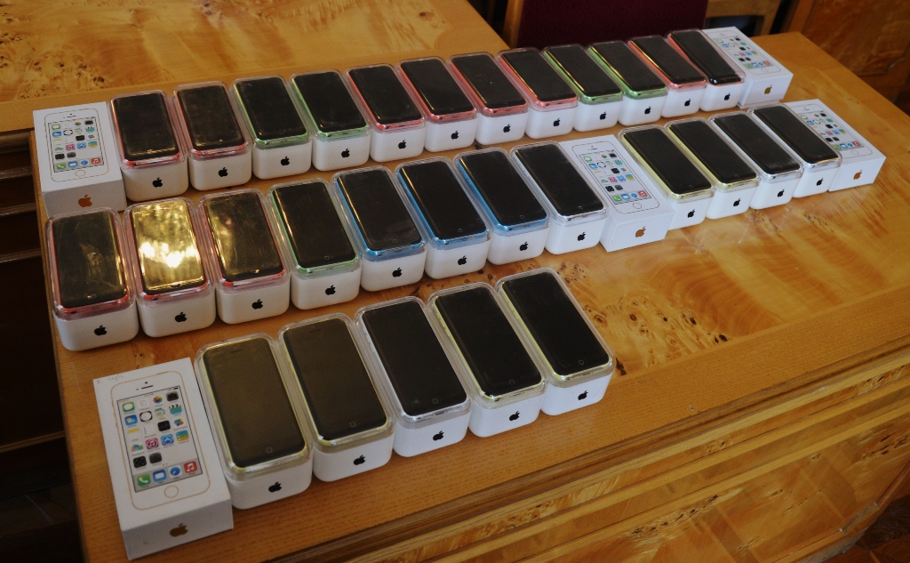 Випускники дванадцяти ПТНЗ області отримали новенькі iPhone Випускники дванадцяти ПТНЗ області отримали новенькі iPhone
