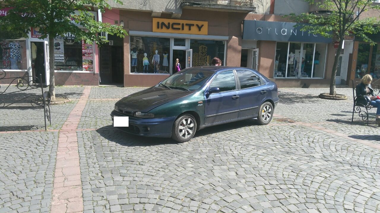 На "оленя", що припаркувався посеред площі Духновича у Мукачеві, склали протокол На "оленя", що припаркувався посеред площі Духновича у Мукачеві, склали протокол