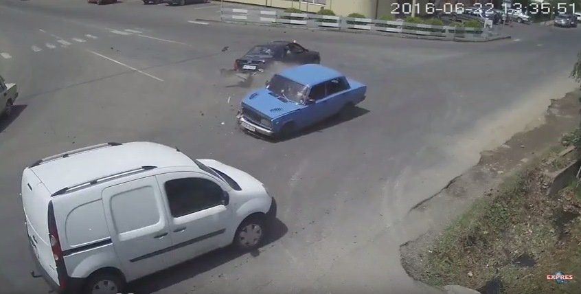 У Виноградові на перехресті зіткнулись два автомобілі: оприлюднено відео У Виноградові на перехресті зіткнулись два автомобілі: оприлюднено відео