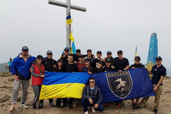 Мукачівські поліцейські кинули виклик найвищій точці України Мукачівські поліцейські кинули виклик найвищій точці України