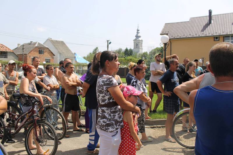 Обурені люди перекрили у постраждалому від градобою Текові дорогу Обурені люди перекрили у постраждалому від градобою Текові дорогу