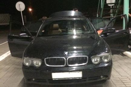 Митники конфіскували дорожезний "BMW" за контрабанду 134 пачок сигарет Митники конфіскували дорожезний "BMW" за контрабанду 134 пачок сигарет