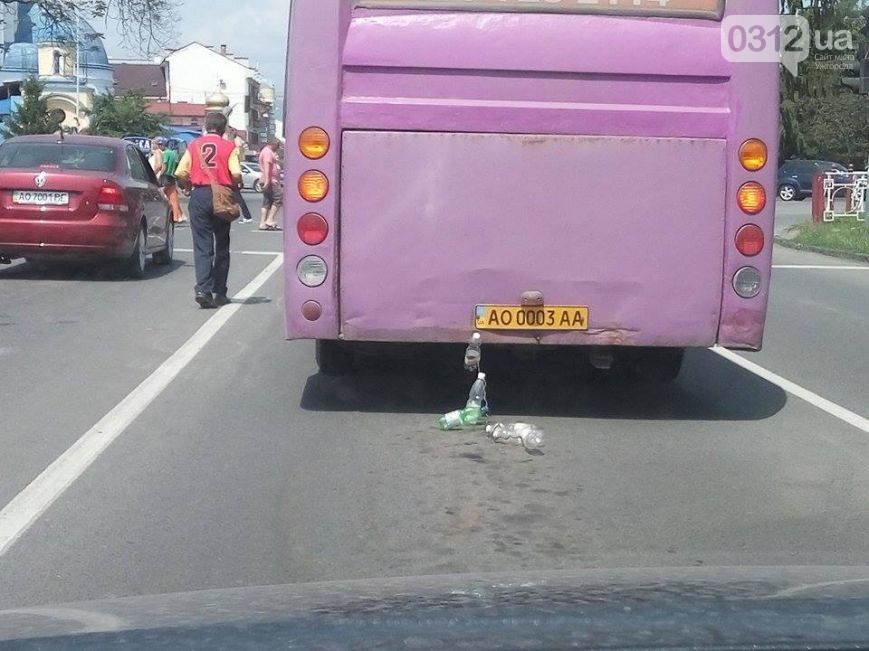 В Ужгороді жартівники причепили позаду маршрутки порожні пляшки В Ужгороді жартівники причепили позаду маршрутки порожні пляшки