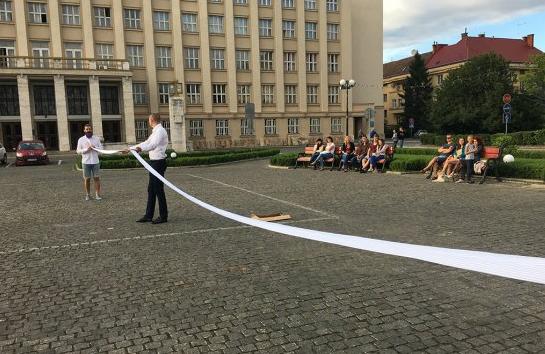 Під час Параду наречених в Ужгороді одягли найдовшу 32-метрову краватку Під час Параду наречених в Ужгороді одягли найдовшу 32-метрову краватку