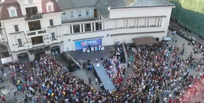 Закарпатський відеограф оприлюднив відео Параду наречених в Ужгороді, зняте з висоти пташиного польоту Закарпатський відеограф оприлюднив відео Параду наречених в Ужгороді, зняте з висоти пташиного польоту