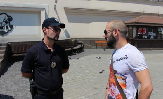 Ужгородські поліцейські поспілкувались з містянами Ужгородські поліцейські поспілкувались з містянами