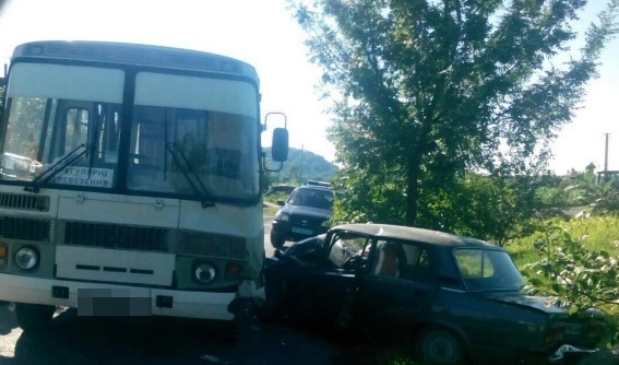 ДТП на Мукачівщині: внаслідок зіткнення автобуса та легковика постраждало п’ять осіб ДТП на Мукачівщині: внаслідок зіткнення автобуса та легковика постраждало п’ять осіб