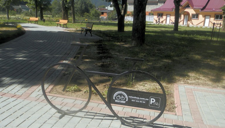 У Хусті встановлюють нові велопарковки У Хусті встановлюють нові велопарковки