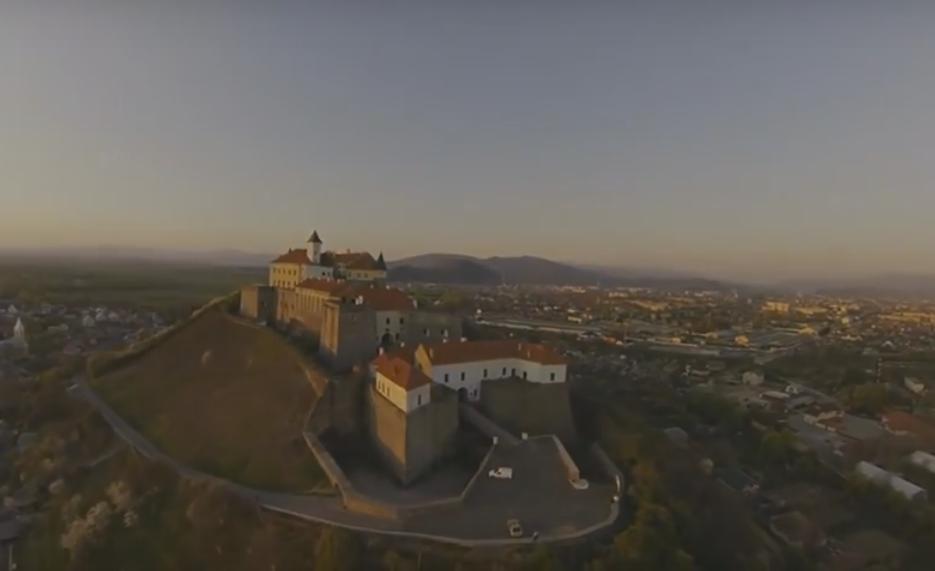 У мережі з’явився вражаючий ролик про замок "Паланок", знятий з висоти пташиного польоту