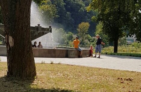 У Хусті побільшало людей, які "пірнають" у фонтани У Хусті побільшало людей, які "пірнають" у фонтани