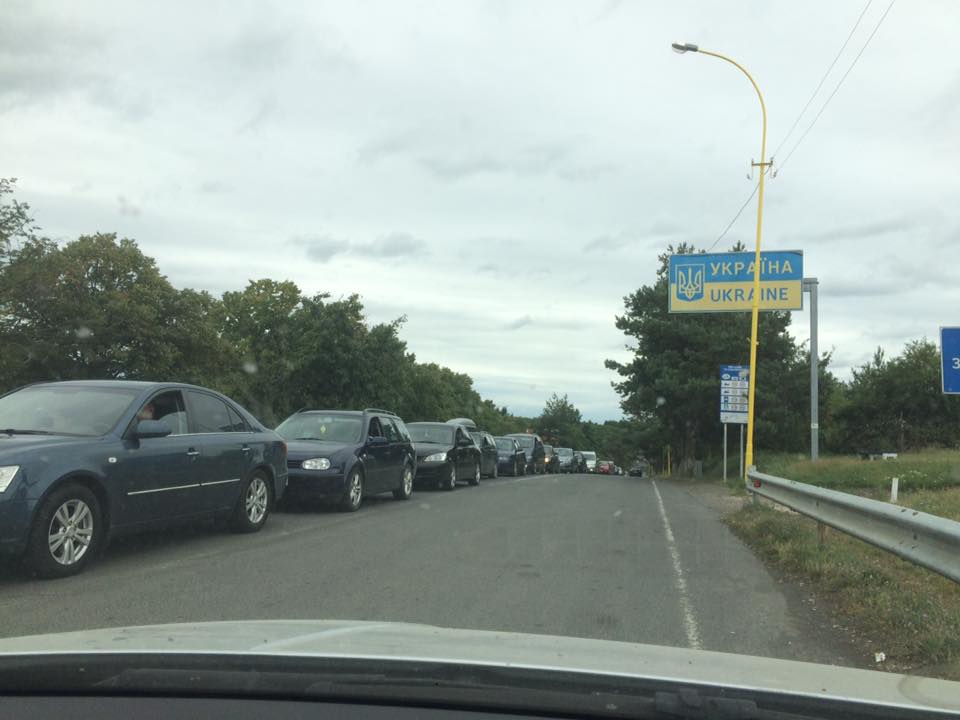 На КПП "Ужгород", що на українсько-словацькому кордоні, спостерігаються довжелезні черги На КПП "Ужгород", що на українсько-словацькому кордоні, спостерігаються довжелезні черги