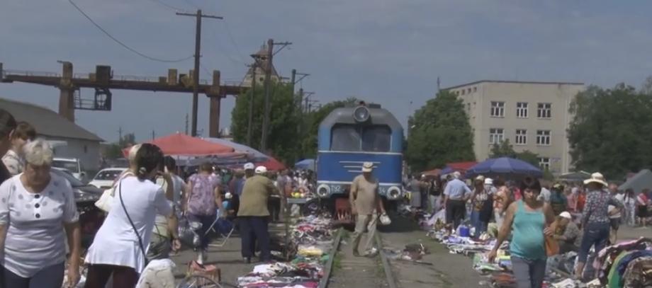 На Виноградівщині функціонує незвичайний ринок на залізничних коліях На Виноградівщині функціонує незвичайний ринок на залізничних коліях