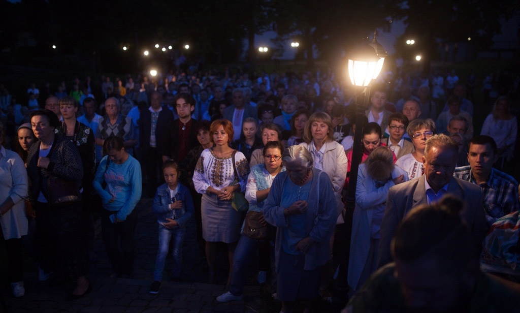 ФОТО: Н.Боднар Молитва "Отче наш" вісьмома мовами та Гімн України у момент сходу сонця: початок Дня Незалежності на Закарпатті