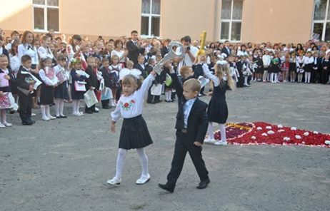 У Мукачеві 1054 школярів вперше сядуть за парти У Мукачеві 1054 школярів вперше сядуть за парти