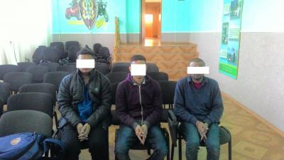 Неподалік кордону з Угорщиною прикордонники затримали трьох нелегалів з Індії Неподалік кордону з Угорщиною прикордонники затримали трьох нелегалів з Індії