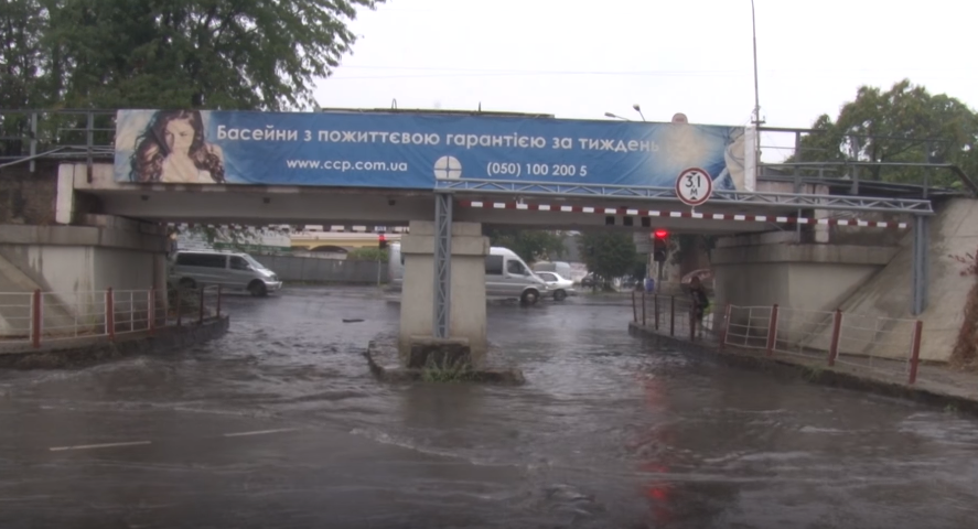 Злива вчергове підтопила в Ужгороді переїзд під мостом на Гагаріна Злива вчергове підтопила в Ужгороді переїзд під мостом на Гагаріна