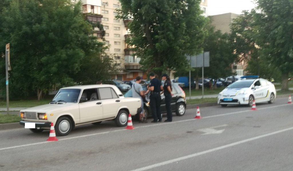 В Ужгороді іномарка "Ford" влетіла в "сімку" В Ужгороді іномарка "Ford" влетіла в "сімку"
