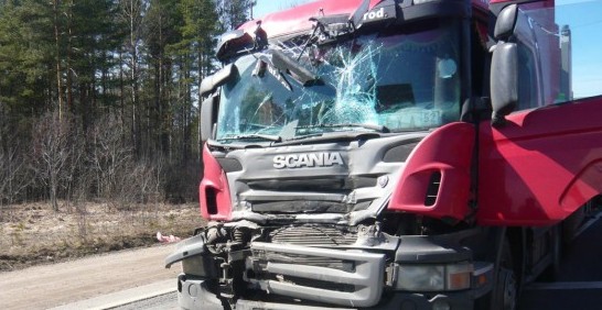 На Воловеччині у ДТП потрапила вантажівка. Водія із розтрощеної кабіни вивільняли спецзасобами На Воловеччині у ДТП потрапила вантажівка. Водія із розтрощеної кабіни вивільняли спецзасобами