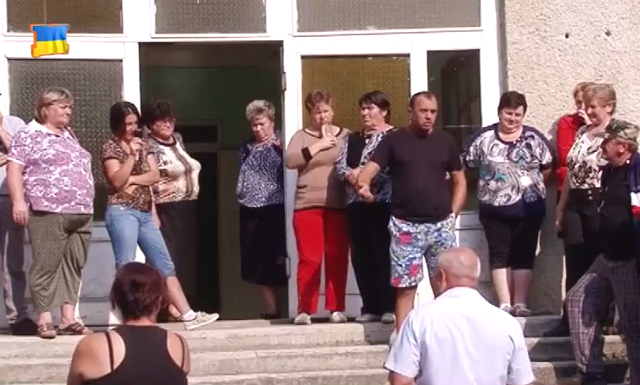 В одному із сіл Воловеччини обурені люди влаштували акцію протесту В одному із сіл Воловеччини обурені люди влаштували акцію протесту
