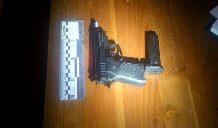 В Ужгороді патрульні затримали молодика, який погрожував зброєю офіціантці В Ужгороді патрульні затримали молодика, який погрожував зброєю офіціантці