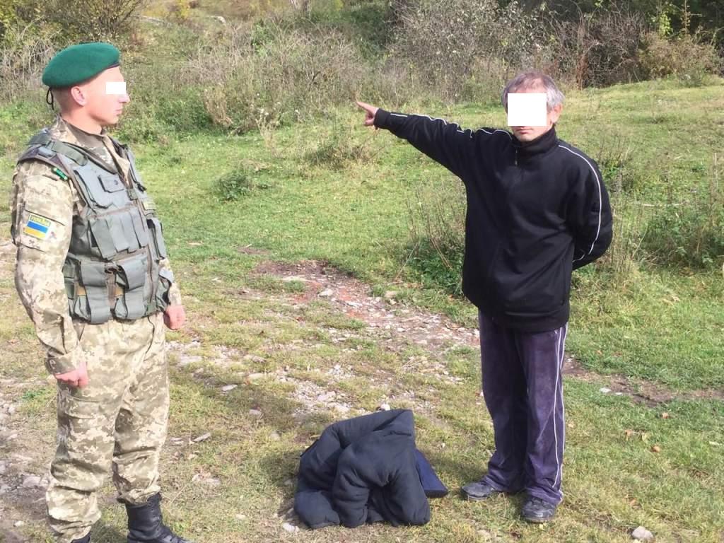 Закарпатські прикордонники затримали чоловіка з Чернігівщини, який намагався перетнути українсько-польський кордон Закарпатські прикордонники затримали чоловіка з Чернігівщини, який намагався перетнути українсько-польський кордон