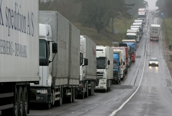На кордоні з Румунією утворилась черга з вантажних автомобілів На кордоні з Румунією утворилась черга з вантажних автомобілів