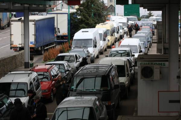 На митному посту біля румунського кордону скупчились вантажівки з Росії На митному посту біля румунського кордону скупчились вантажівки з Росії