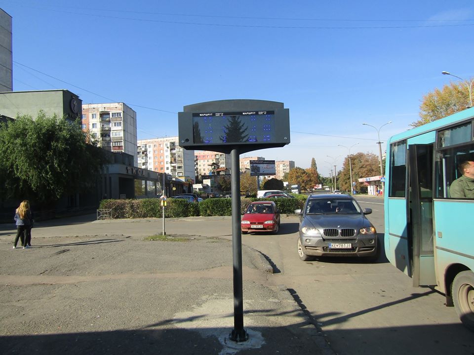 На двох автобусних зупинках в Ужгороді з’явились електронні табло На двох автобусних зупинках в Ужгороді з’явились електронні табло