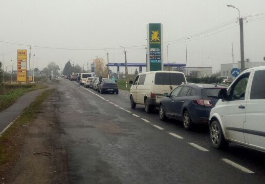 На КПП "Лужанка" велика кілометрова черга: вишикувались автомобілі На КПП "Лужанка" велика кілометрова черга: вишикувались автомобілі