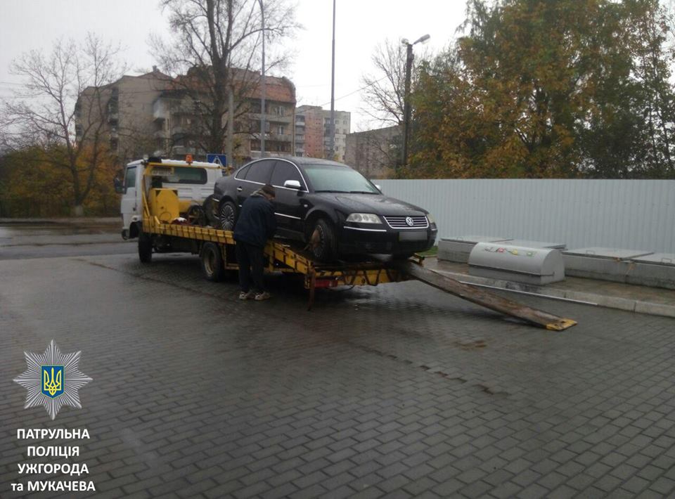 Через обмеження під’їзду до резервуару АЗС патрульні Ужгорода евакуювали автомобіль Через обмеження під’їзду до резервуару АЗС патрульні Ужгорода евакуювали автомобіль