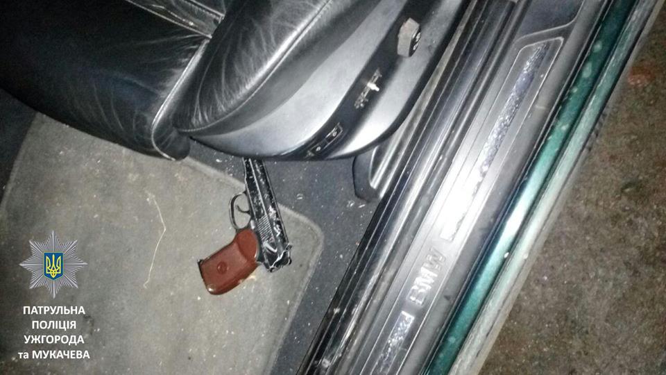 В Ужгороді в автомобілі "BMW" патрульні виявили зброю В Ужгороді в автомобілі "BMW" патрульні виявили зброю