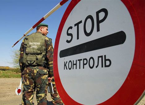 На Закарпатті СБУ викрила прикордонників, які за гроші допомагали іноземцям фіктивно перетинати держкордон На Закарпатті СБУ викрила прикордонників, які за гроші допомагали іноземцям фіктивно перетинати держкордон