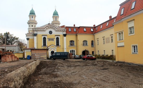 В Ужгороді біля греко-католицького кафедрального собору планують відновити старий парк В Ужгороді біля греко-католицького кафедрального собору планують відновити старий парк