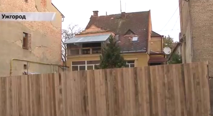 Посеред тротуару на вулиці Духновича в Ужгороді "виріс" паркан. Огорожа повністю перекрила прохід Посеред тротуару на вулиці Духновича в Ужгороді "виріс" паркан. Огорожа повністю перекрила прохід