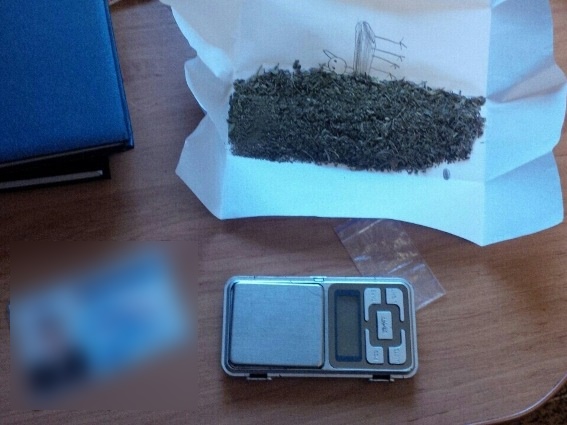 23-річний хлопець разом зі своєю співмешканкою зберігали в орендованій квартирі марихуану 23-річний хлопець разом зі своєю співмешканкою зберігали в орендованій квартирі марихуану