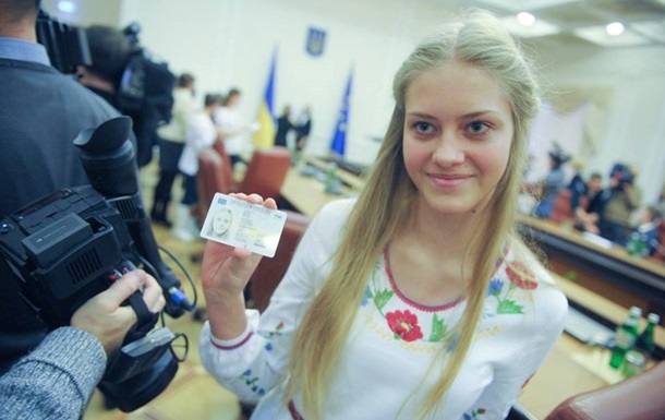 В Ужгороді нові ID-паспорти видають лише 16-річним громадянам. Старшим потрібно трохи почекати В Ужгороді нові ID-паспорти видають лише 16-річним громадянам. Старшим потрібно трохи почекати