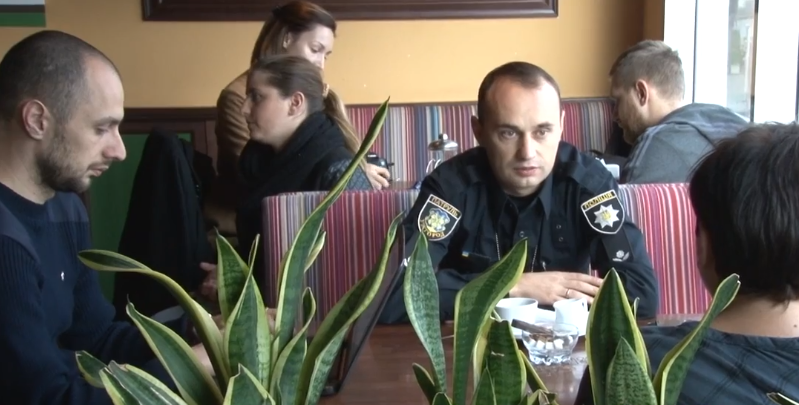 Важливі теми з поліцейськими обговорили за чашкою кави Важливі теми з поліцейськими обговорили за чашкою кави