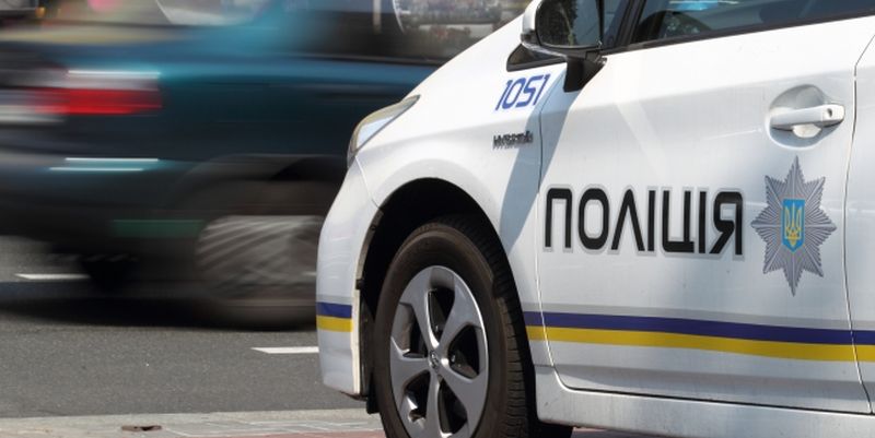 Чоловік зачинився всередині своєї "БМВ", а його "друг" намагався втекти, – патрульні поліцейські Чоловік зачинився всередині своєї "БМВ", а його "друг" намагався втекти, – патрульні поліцейські
