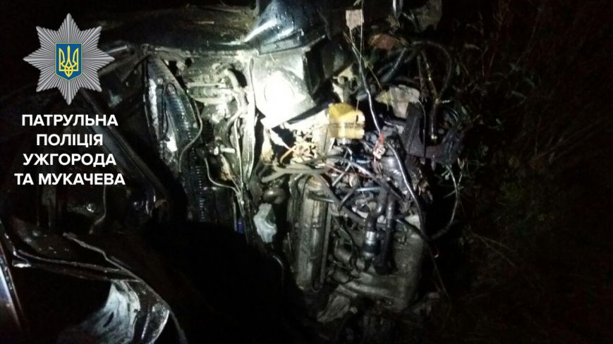У Ракошині вночі "Пежо" з’їхало у кювет: трьох громадян забрала карета швидкої У Ракошині вночі "Пежо" з’їхало у кювет: трьох громадян забрала карета швидкої